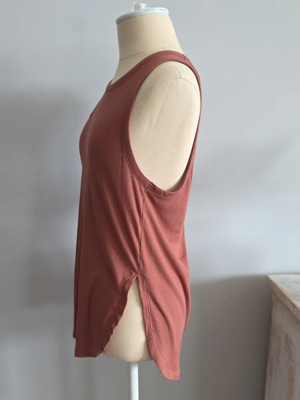 ALO Sleeveless Cutout Ribbed Tank Top - Rust